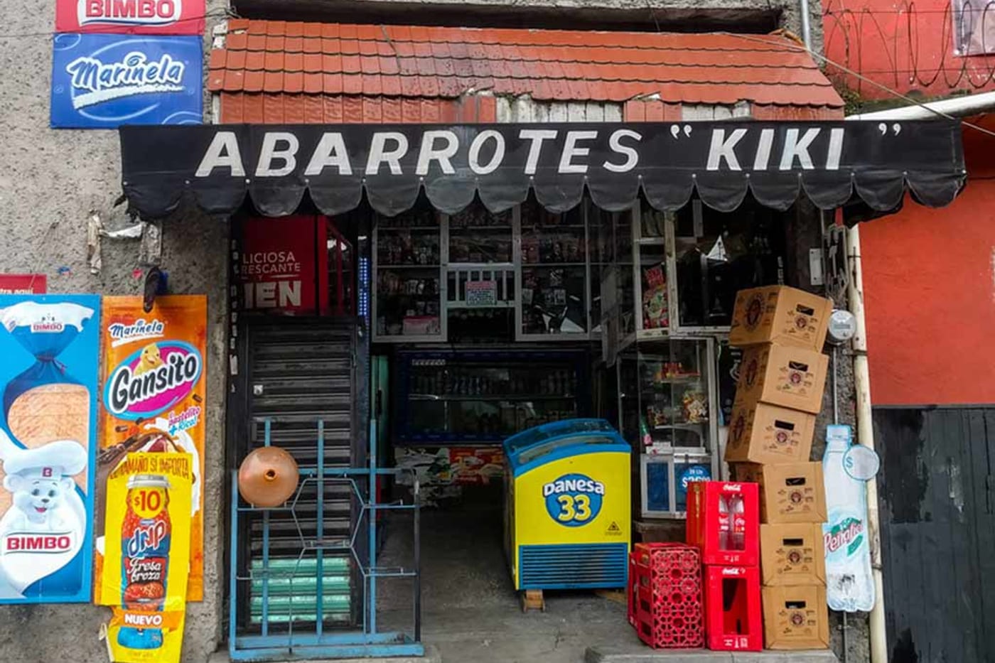 Fachada de la bodega con su toldo y las cajas apiladas