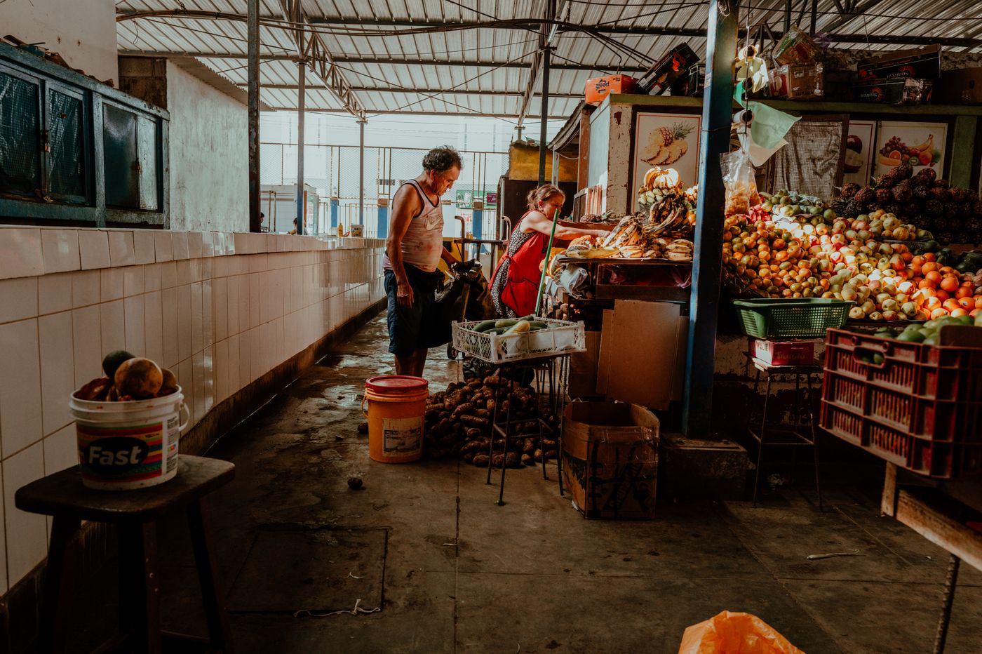 Puesto de mercado con frutas y verduras